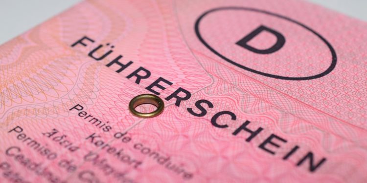 Mit dem "rosa Lappen" ist es bald vorbei  alte Führerscheine müssen umgetauscht werden. (Foto: pixabay, license free)