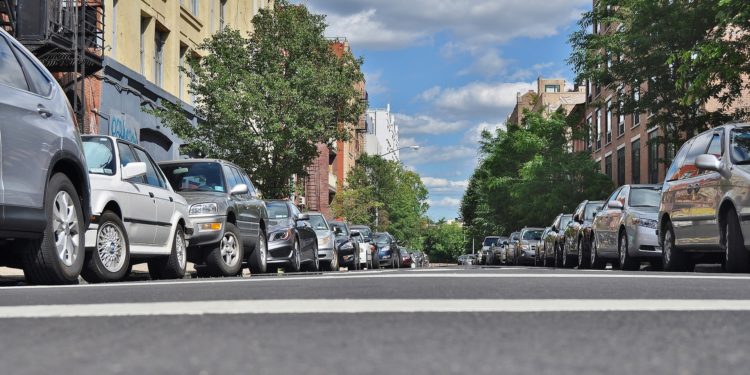 Parken am Fahrbahnrand: In Einbahnstraßen ist es auf beide Seiten erlaubt! (Foto: pixabay, license free)