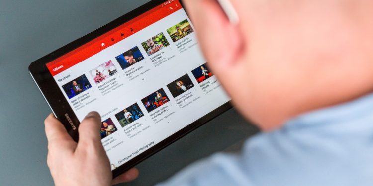 YouTube gilt bei Jugendlichen als ein Leitmedium. (Foto: piaby, license free)