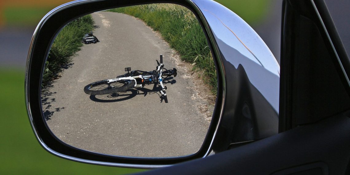 Auch bei einem Radlsturz nach dem  Ausweichmanöver kann den Autofahrer eine Teilschuld treffen (Foto: Aöexas Fotos by pixabay, license free).