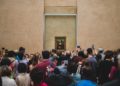 Overtourism vor der Mona Lisa im Pariser Louvre: Die Selfie-Stange ist immer mit dabei! (Foto: Foundry Co by pixabay, license free)