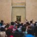 Overtourism vor der Mona Lisa im Pariser Louvre: Die Selfie-Stange ist immer mit dabei! (Foto: Foundry Co by pixabay, license free)