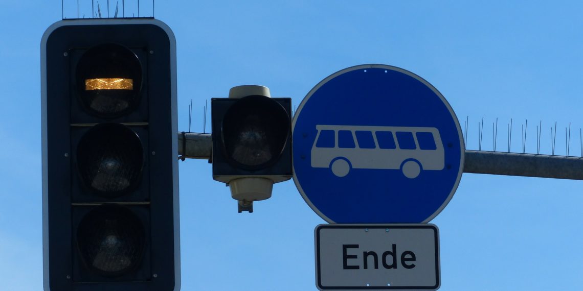 Zuende geht es mit der freien Fahrt für Busse, wenn künftig auch Fahrgemeinschaften und E-Scooter die Busspuren mitbenutzen dürfen. (Foto: Hans Braxmeier, pixabay, license free)