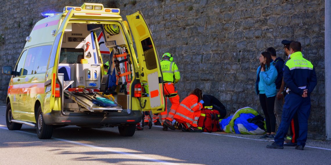 Rettungssanitäter sind meist eher am Unfallort als der Notarzt. Aber medizinisch helfen dürfen sie nicht. (Foto: Gianni Crestani, Pixabay)