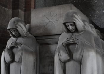 Nach außen hin, gibt sich Italien gerne bigott. Hier  Maria-Statuen eines Friedhofs in Mailand. Doch in Wirklichkeit deckt die Justiz umfangreich Mafia und Rip Deal-Gangster und verweigert internationale Zusammenarbeit in der Strafverfolgung. (Bild: pxiabay)