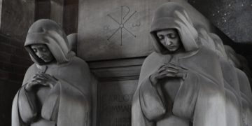 Nach außen hin, gibt sich Italien gerne bigott. Hier  Maria-Statuen eines Friedhofs in Mailand. Doch in Wirklichkeit deckt die Justiz umfangreich Mafia und Rip Deal-Gangster und verweigert internationale Zusammenarbeit in der Strafverfolgung. (Bild: pxiabay)