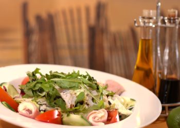 Ein schmackhafter Aceto Balsamico gehört längst nicht mehr nur in Italien zu einem leckeren Salat dazu. (Foto: Pixabay, license free)