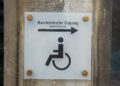 Auf einer Behindertenrampe sollte sich ein Hotelgast mit Krücken eigentlich sicher fühlen (Foto: Pixabay, license free)