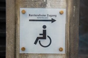 Behinderter stürzt auf Rollstuhlrampe