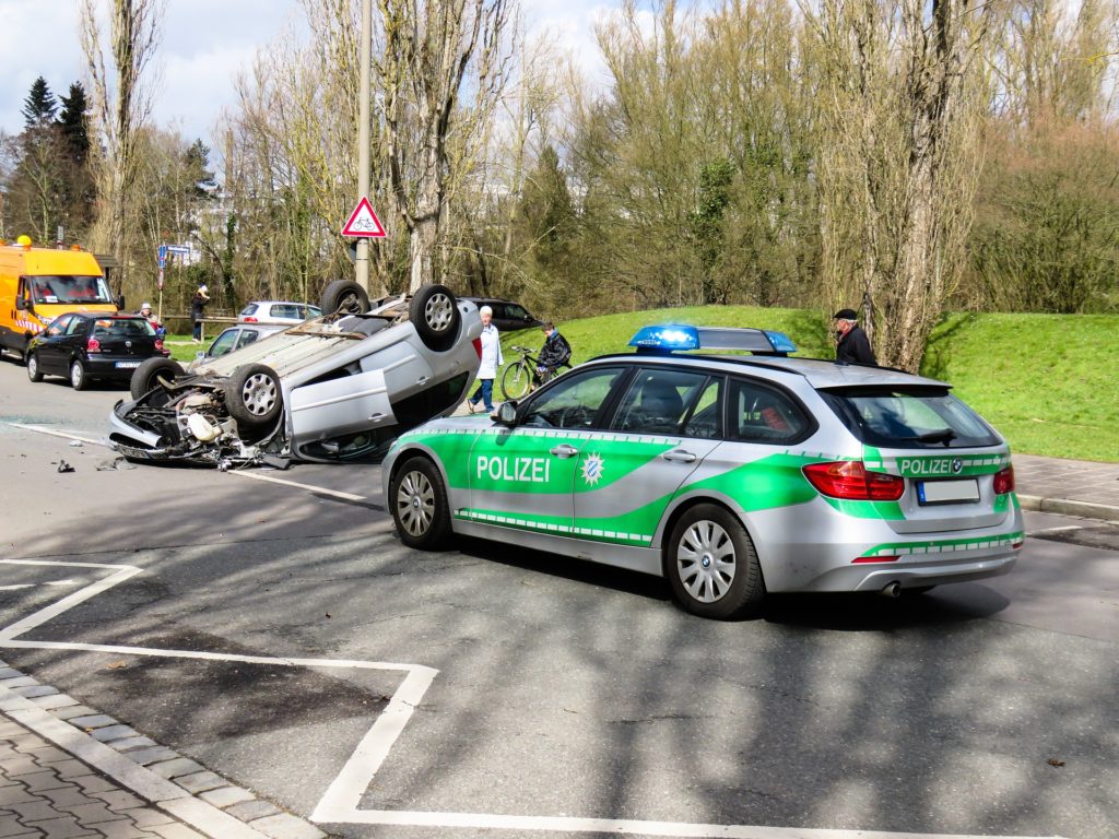 Gaffende Teenagerin fotografiert Verletzte