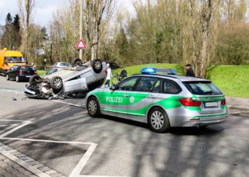 Bei Unfällen werden Passanten gern zu Schaulustigen und behindern dabei Polizei und Rettungskräfte. (Foto: Gerhard Gellinger, Pixabay)