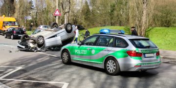 Bei Unfällen werden Passanten gern zu Schaulustigen und behindern dabei Polizei und Rettungskräfte. (Foto: Gerhard Gellinger, Pixabay)