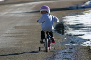 OLG Celle: Achtjähriges Kind haftet für Fahrradunfall mit Fußgängerin