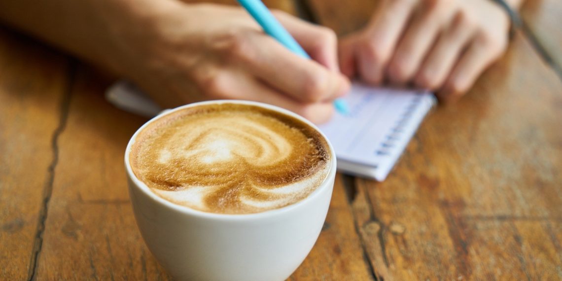 Beim morgendlichen Frühstückskaffee gleich einen Energievertrag abschlie0en? Vorsicht: Irreführung!, warnt die 
Verbraucherzentrale. (Foto: Engin Akyurt, Pixabay)